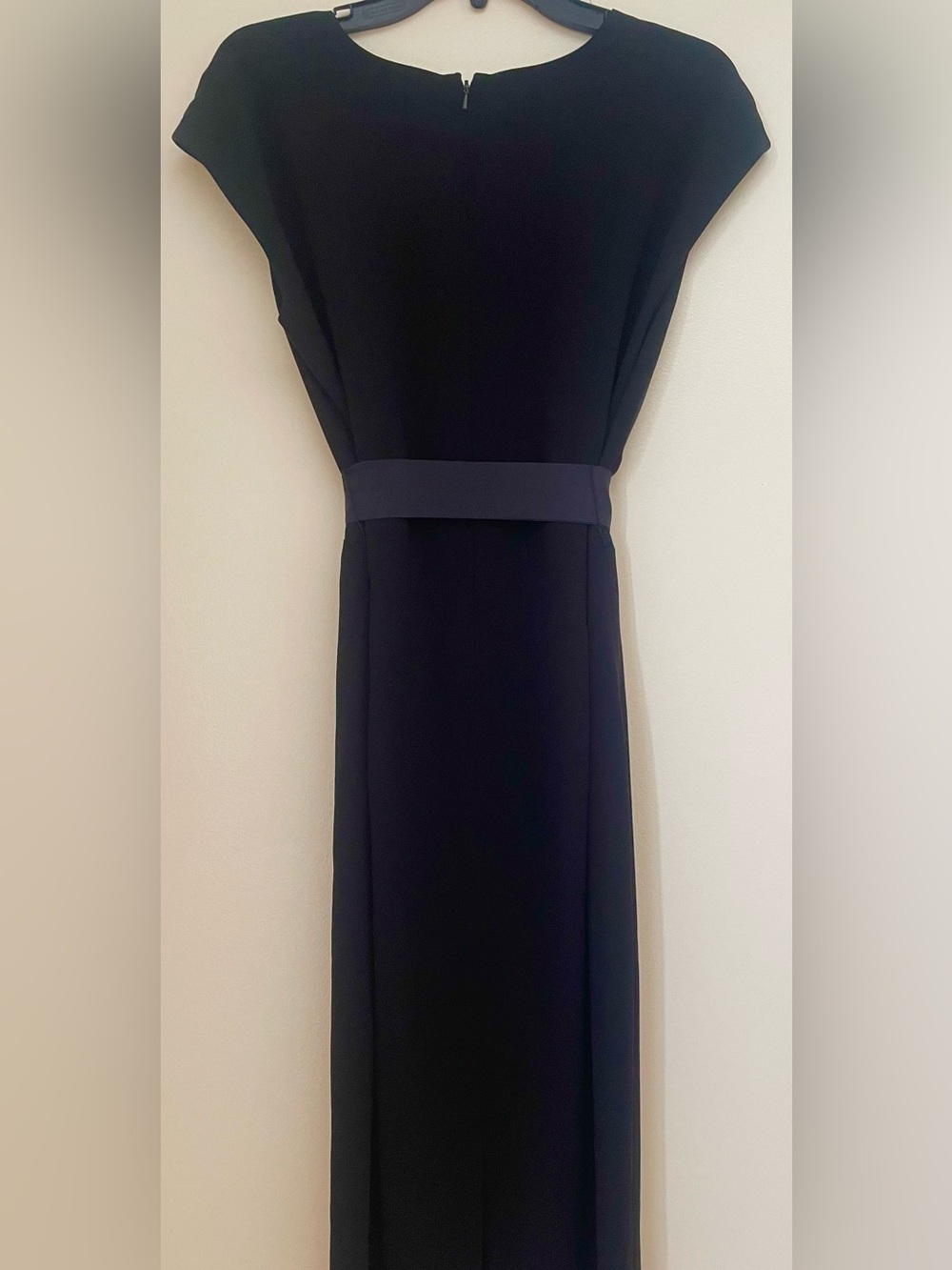 ANNE KLEIN
Ivory
Black
V-Neck
Sleeveless
Midi Dress with
Satin Waist Tie
12 - Picture 6 of 8